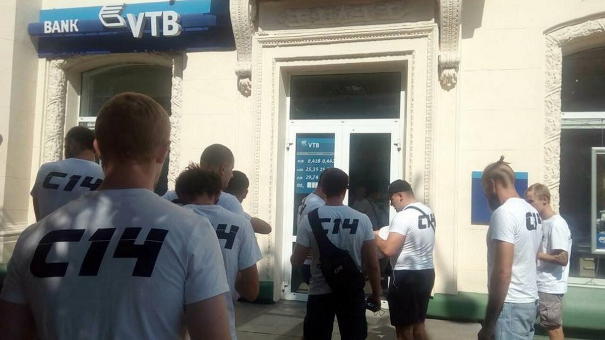 В центре Днепра активистов хотели задержать полицейские из-за расклеенных листовок 10