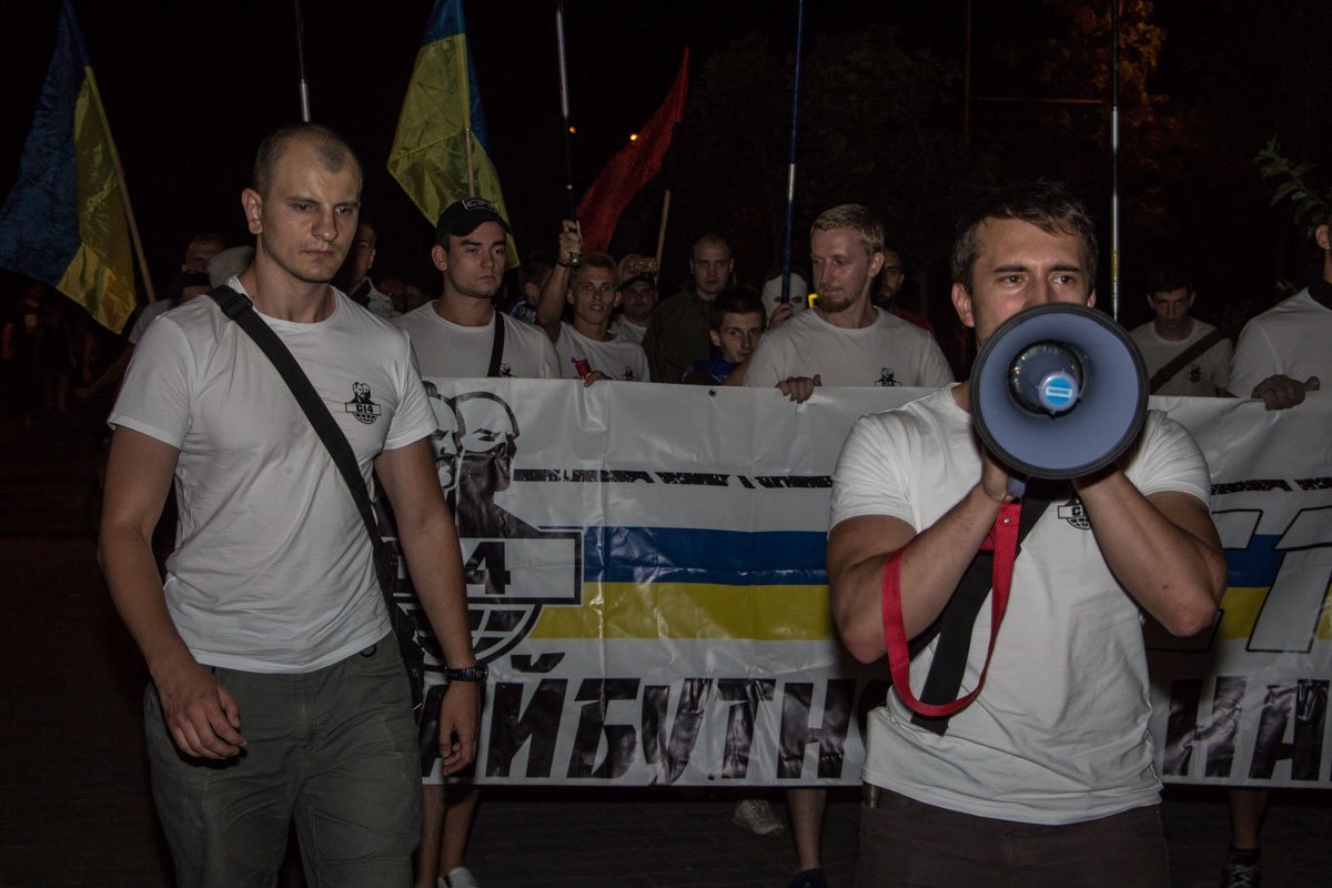 Огонь и кровь: на Левобережном активисты маршировали с файерами 1