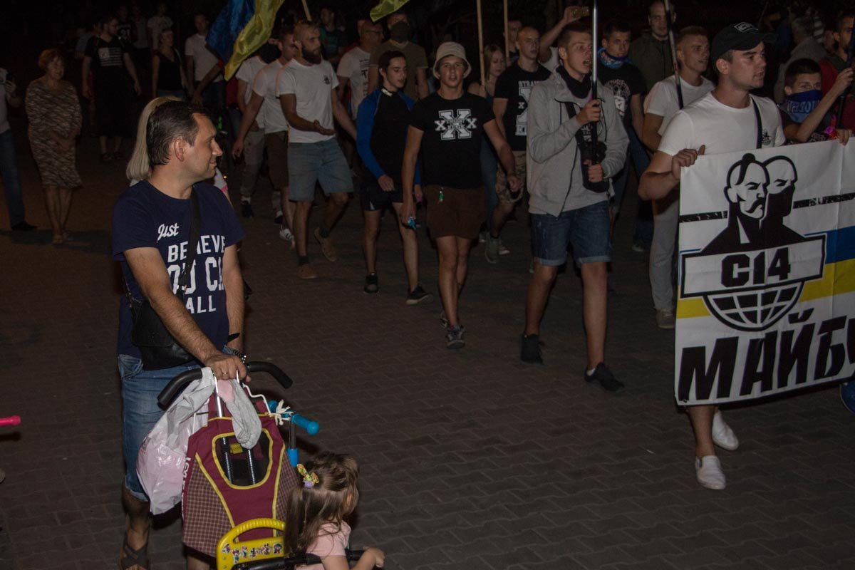 Огонь и кровь: на Левобережном активисты маршировали с файерами 2