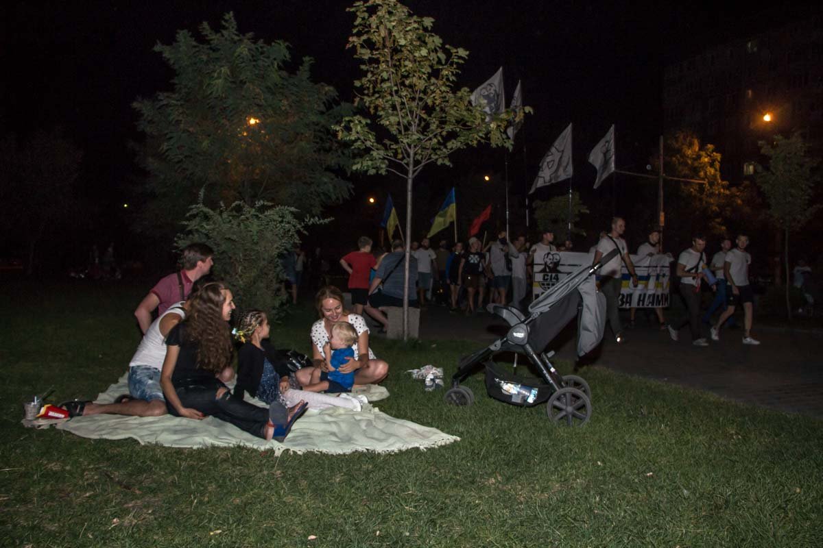 Огонь и кровь: на Левобережном активисты маршировали с файерами 3