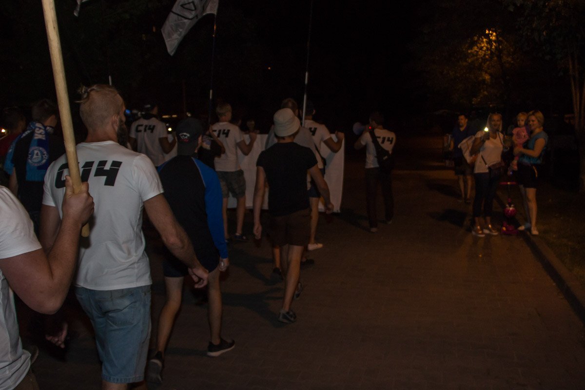 Огонь и кровь: на Левобережном активисты маршировали с файерами 4