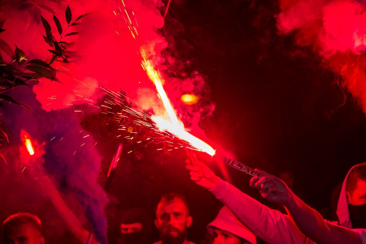 Огонь и кровь: на Левобережном активисты маршировали с файерами 5