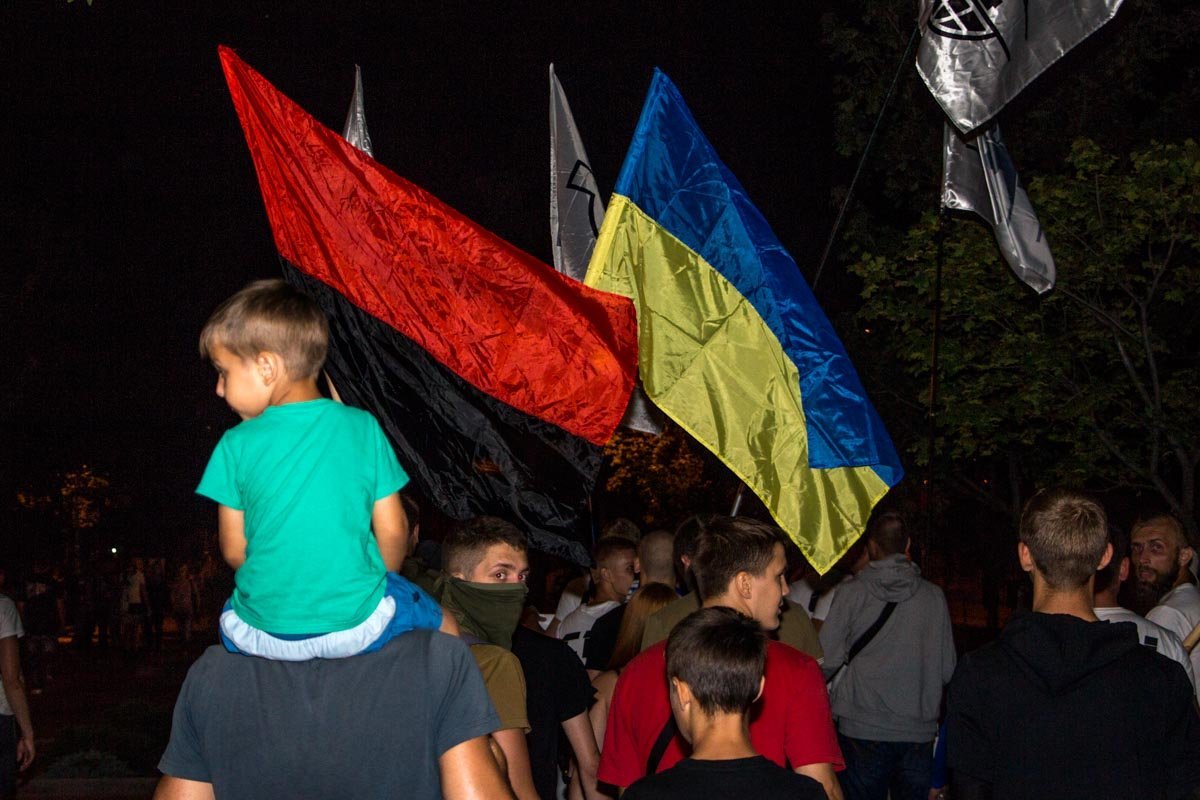 Огонь и кровь: на Левобережном активисты маршировали с файерами 6