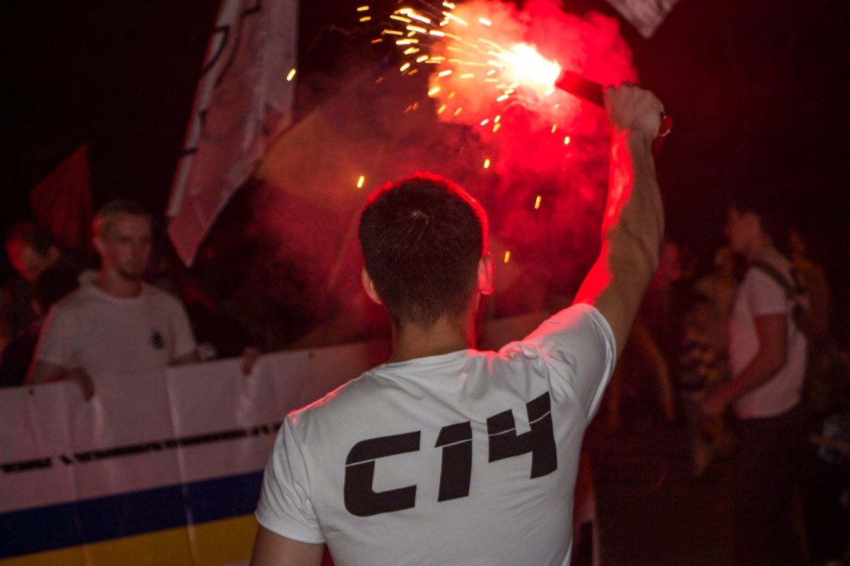 Огонь и кровь: на Левобережном активисты маршировали с файерами 7