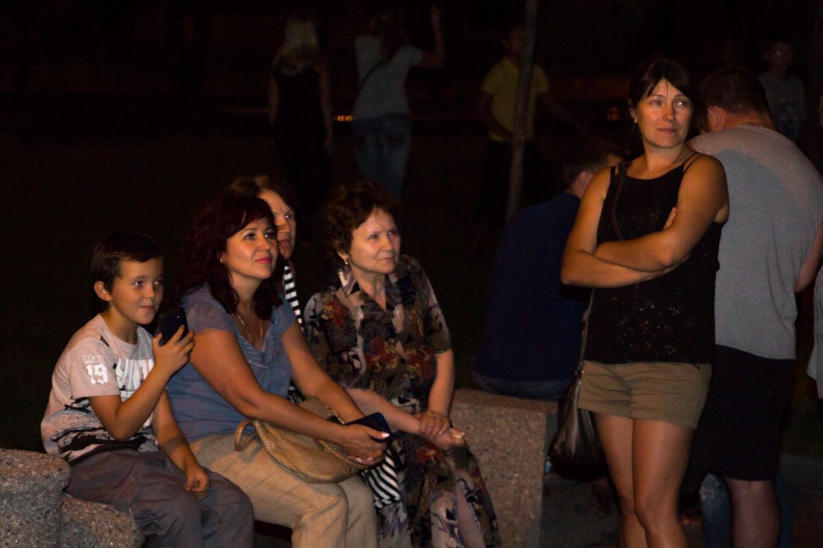 Огонь и кровь: на Левобережном активисты маршировали с файерами 8