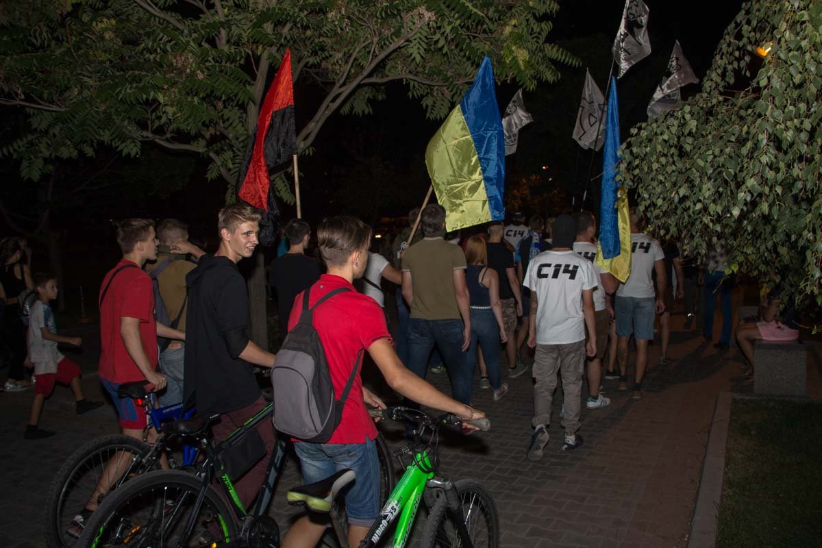 Огонь и кровь: на Левобережном активисты маршировали с файерами 9