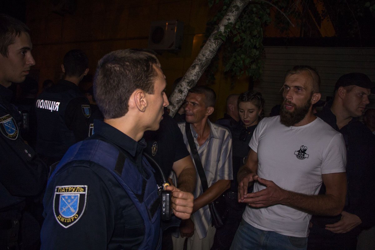 Огонь и кровь: на Левобережном активисты маршировали с файерами 10