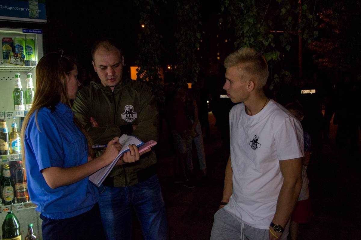 Огонь и кровь: на Левобережном активисты маршировали с файерами 11