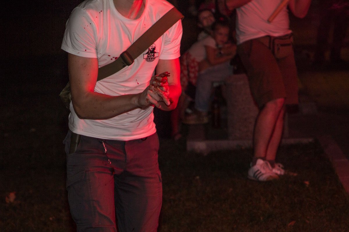 Огонь и кровь: на Левобережном активисты маршировали с файерами 12