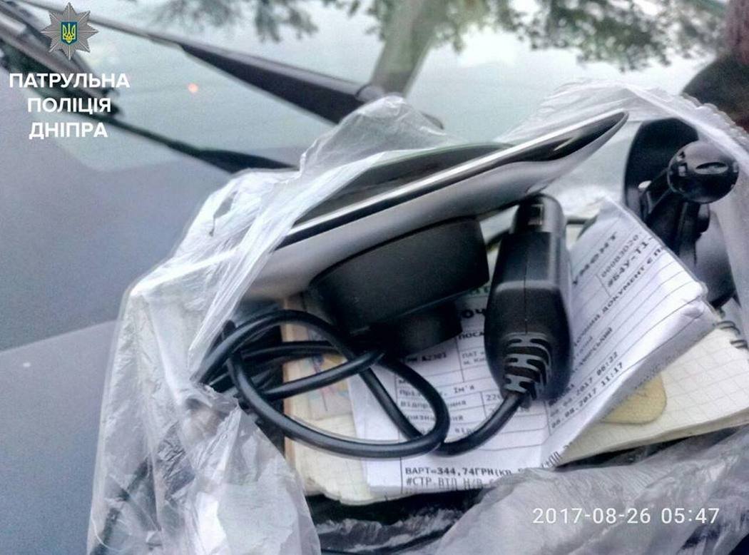 Кирпич в салоне BMW и украденный навигатор: на Победе задержали вора 3