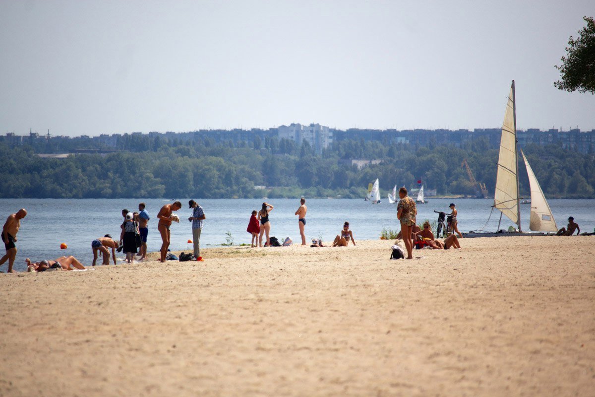 Последние теплые деньки: как жители Днепра провожают лето на пляжах 1