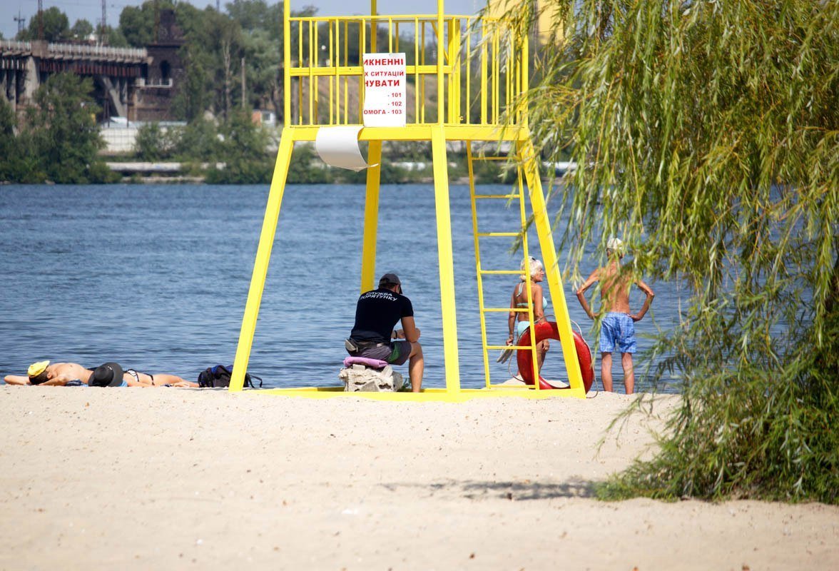Последние теплые деньки: как жители Днепра провожают лето на пляжах 2