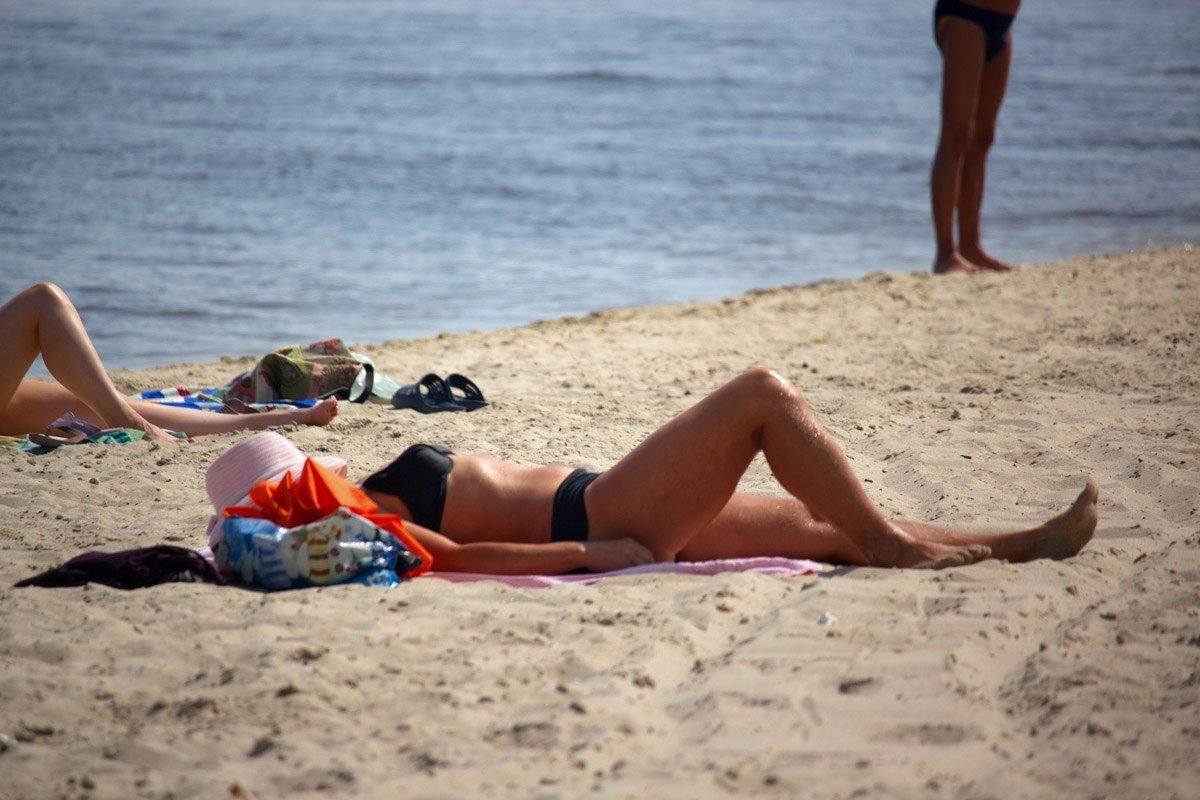Последние теплые деньки: как жители Днепра провожают лето на пляжах 4