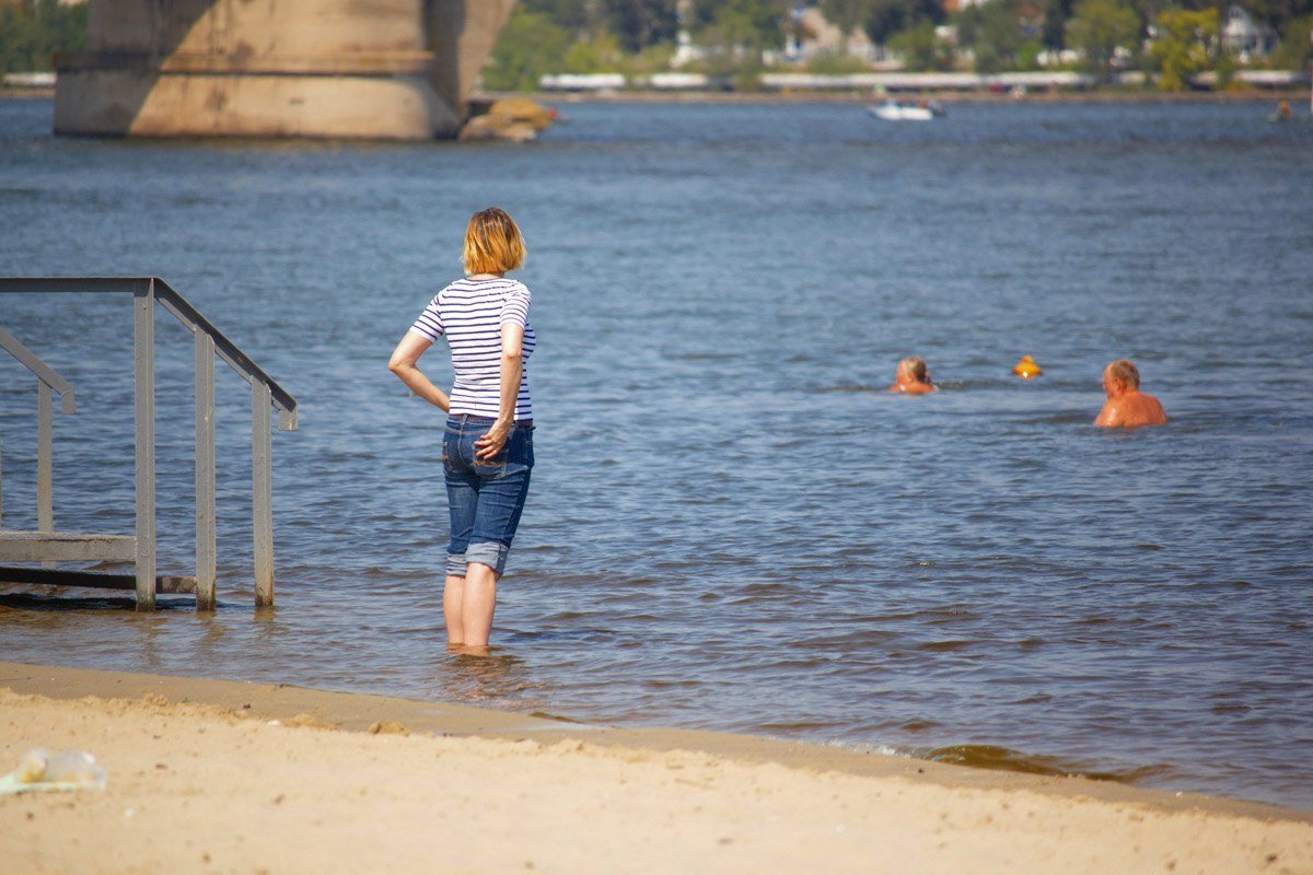 Последние теплые деньки: как жители Днепра провожают лето на пляжах 9