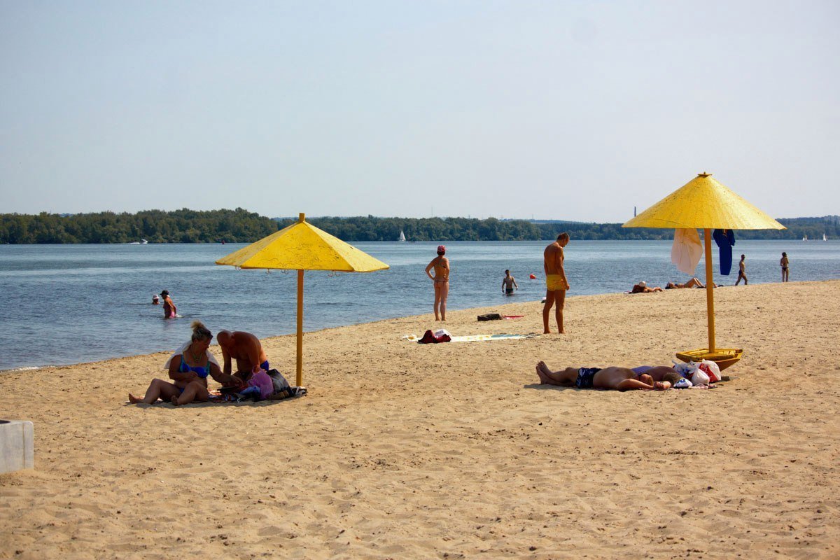 Последние теплые деньки: как жители Днепра провожают лето на пляжах 10