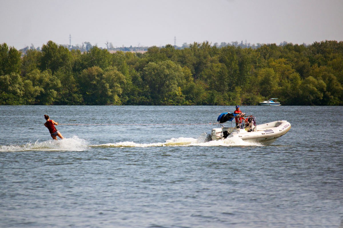 Последние теплые деньки: как жители Днепра провожают лето на пляжах 11