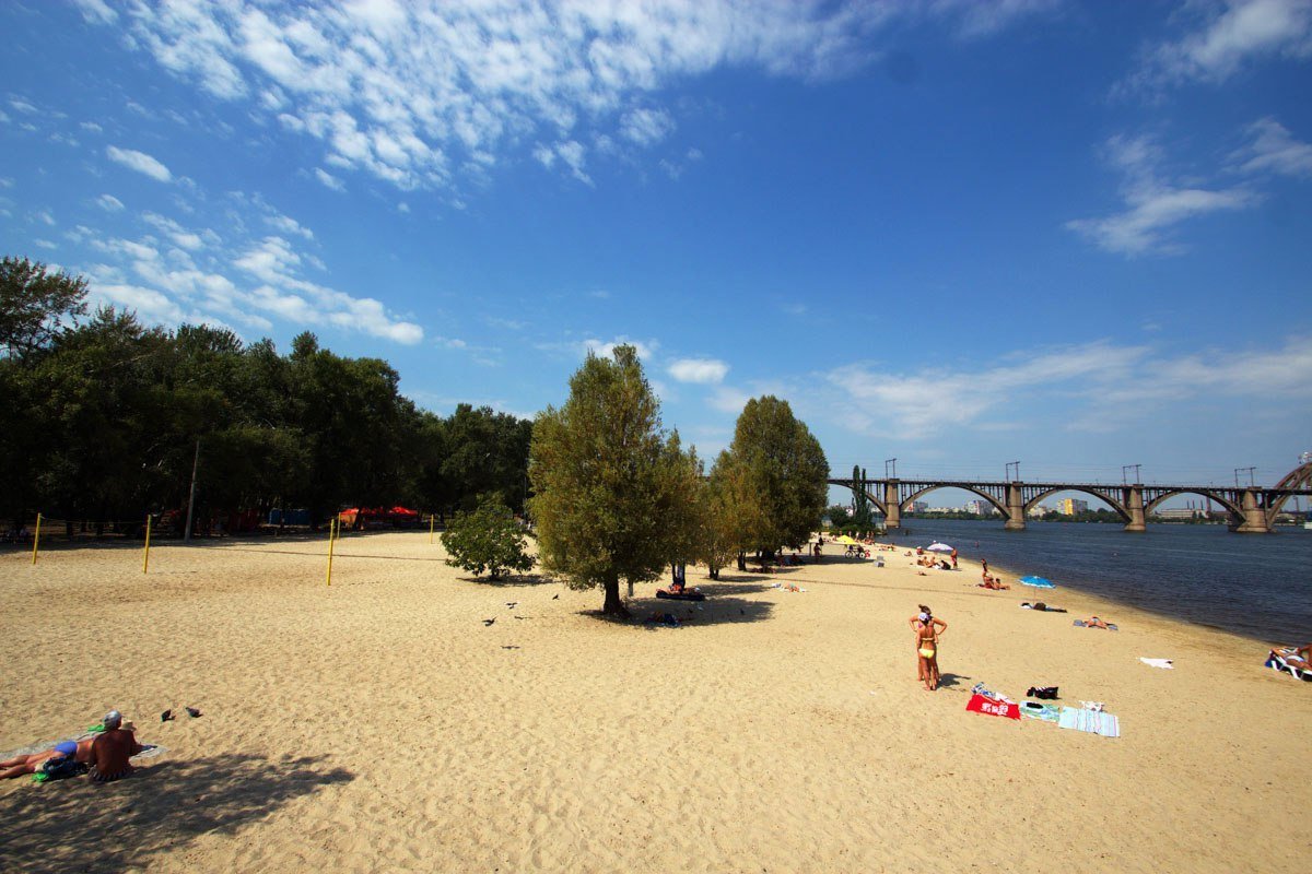 Последние теплые деньки: как жители Днепра провожают лето на пляжах 12