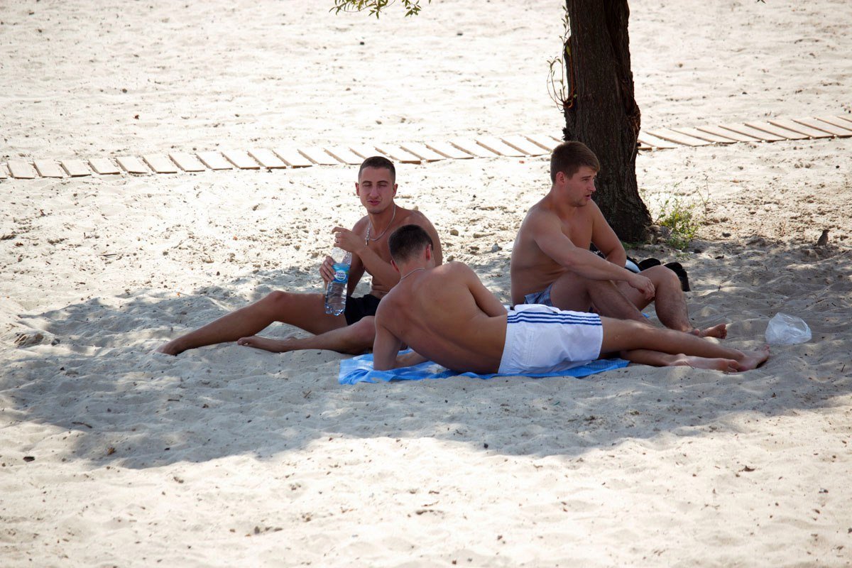 Последние теплые деньки: как жители Днепра провожают лето на пляжах 14