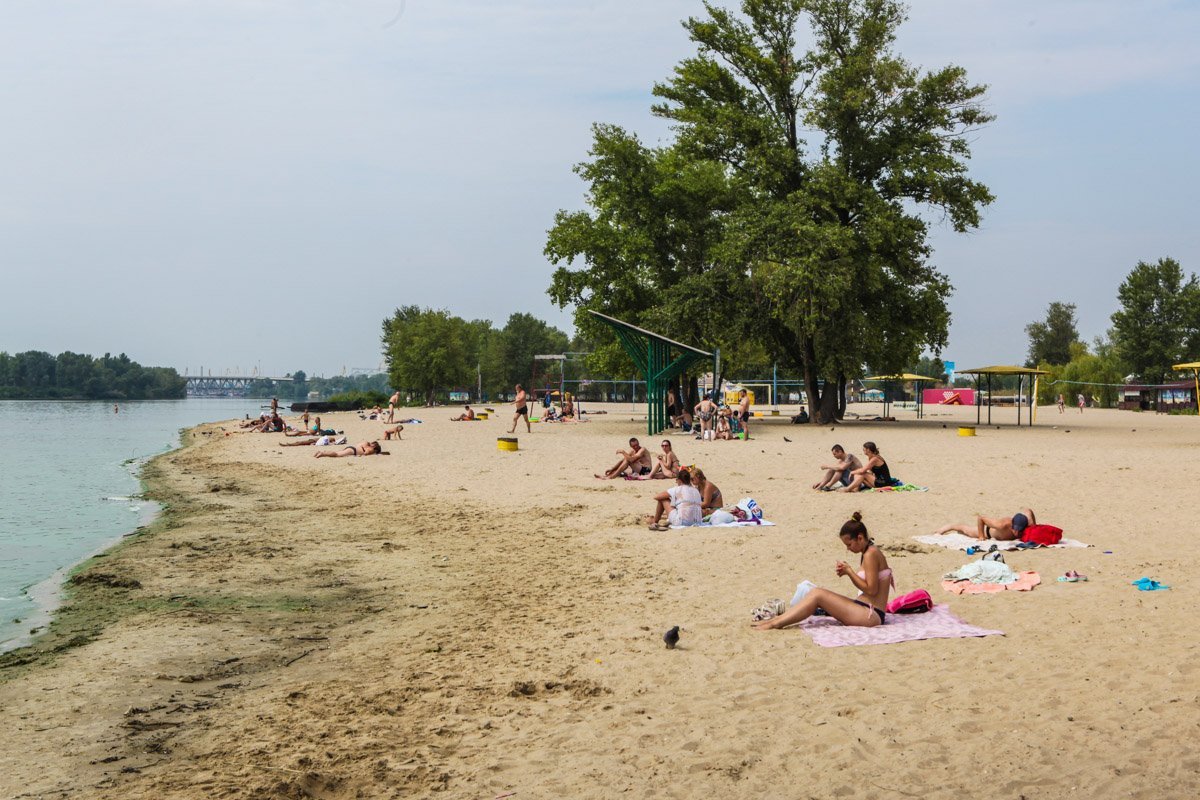Последние теплые деньки: как жители Днепра провожают лето на пляжах 18