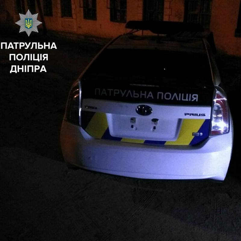 В Днепре задержали мужчину, который украл себе "сувенир" с патрульной машины 1