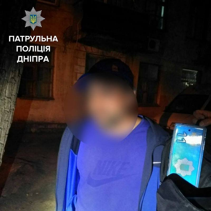 В Днепре задержали мужчину, который украл себе "сувенир" с патрульной машины 2