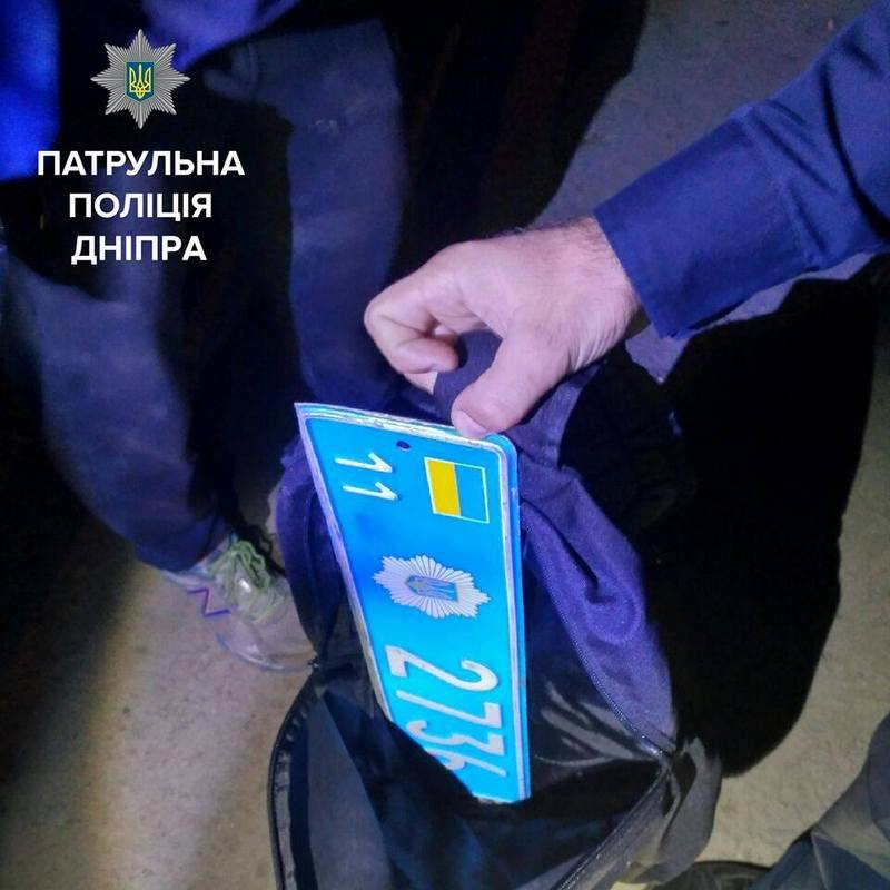 В Днепре задержали мужчину, который украл себе "сувенир" с патрульной машины 3