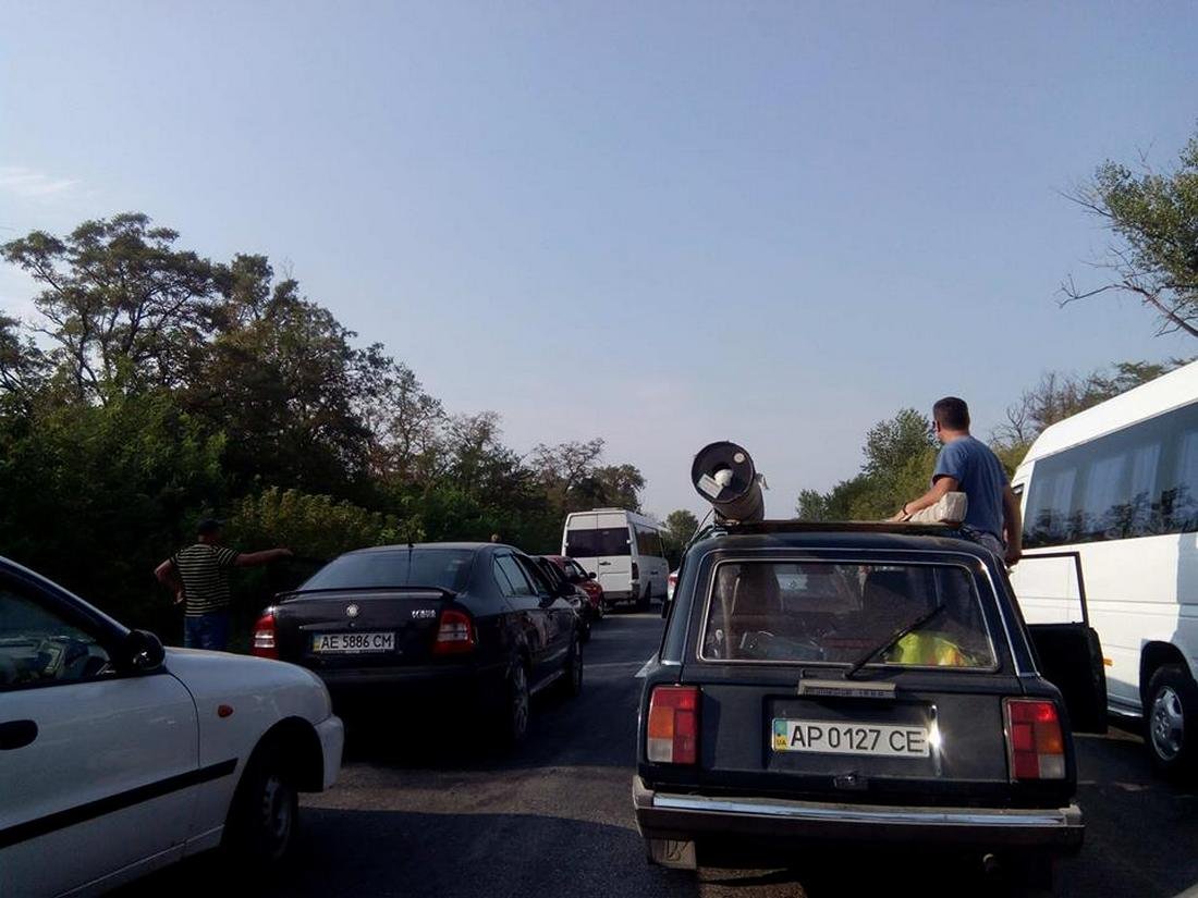 Жители Днепра не могут попасть домой из-за 30-километровой пробки 3