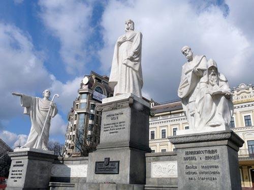 От Заратустры до Байды Вишневецкого: легендарные личности на Монастырском острове 4