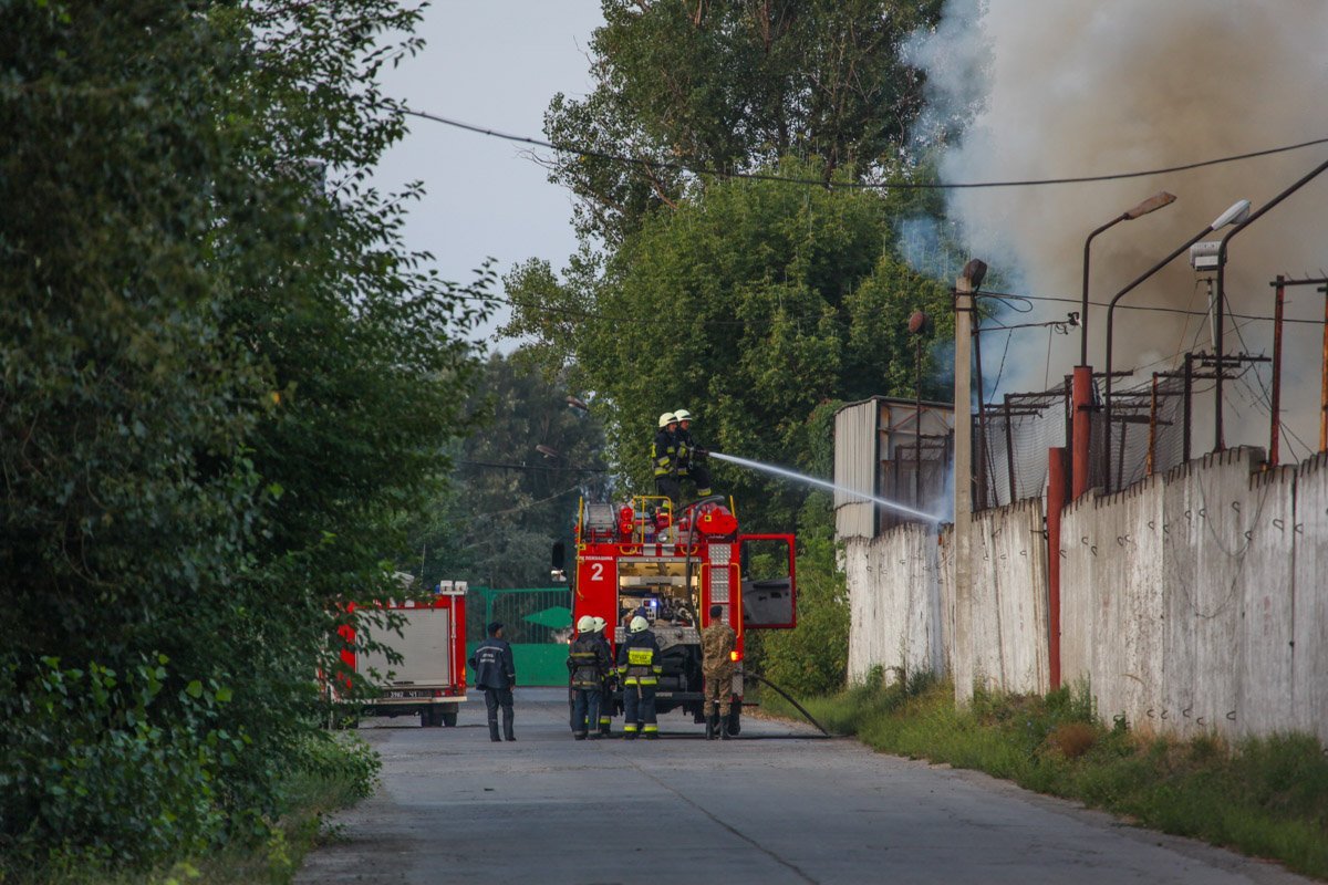 В Приднепровске на фабрике "Ласунка" горели фуры 2