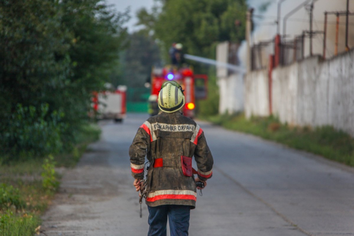 В Приднепровске на фабрике "Ласунка" горели фуры 8