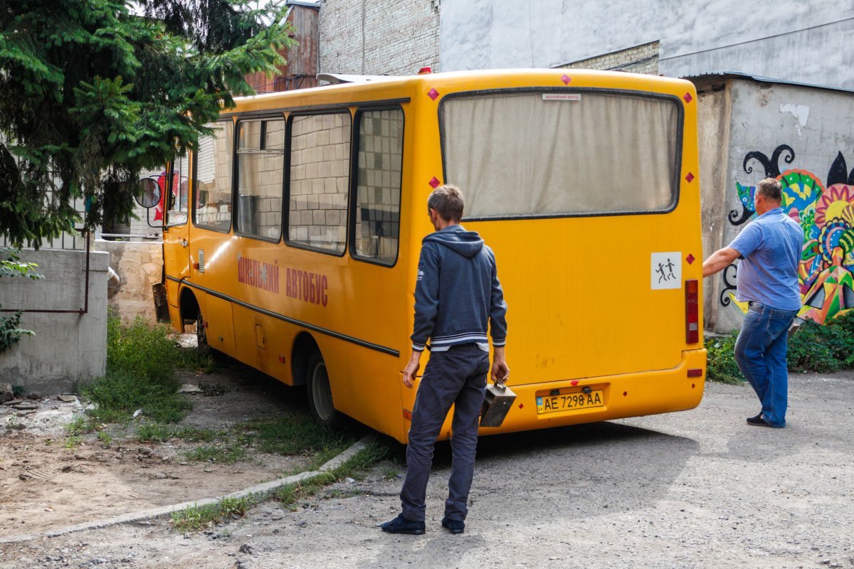 В центре Днепра у школьного автобуса отказали тормоза 1