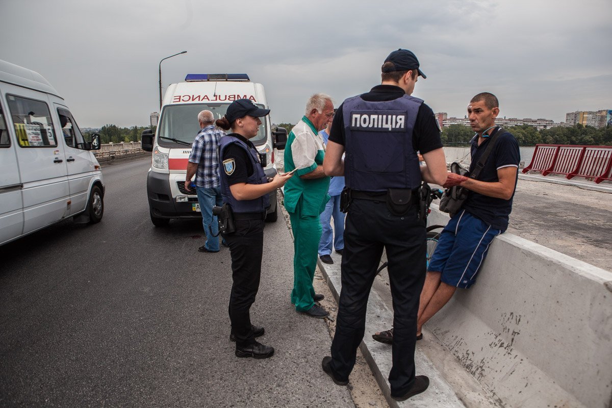 На Новом мосту нетрезвый велосипедист упал и разбил голову 1