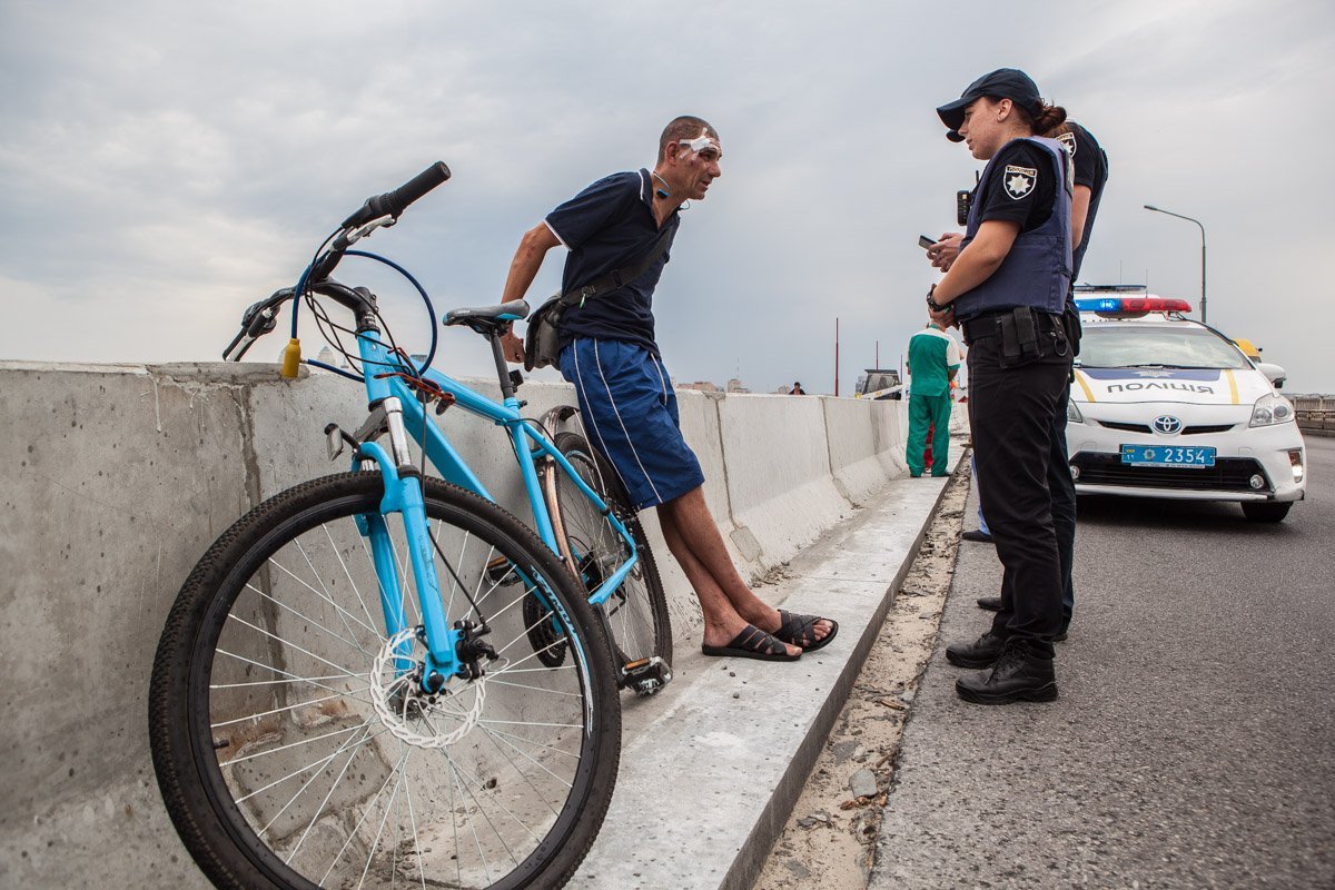 На Новом мосту нетрезвый велосипедист упал и разбил голову 4