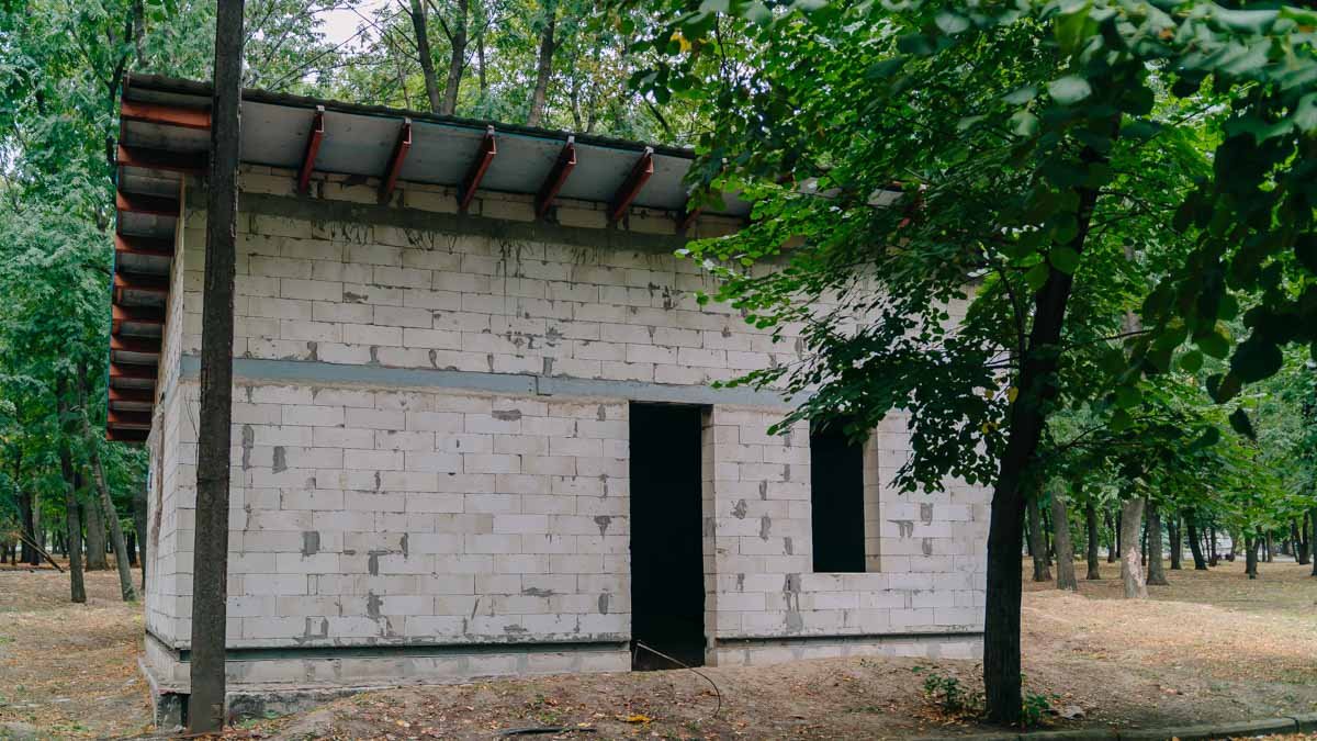 Остатки зданий и странные лавки: ревизия парка Богдана Хмельницкого в Днепре 4