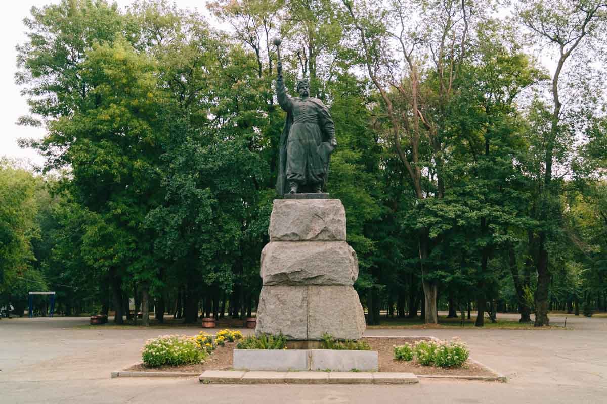 Остатки зданий и странные лавки: ревизия парка Богдана Хмельницкого в Днепре 6