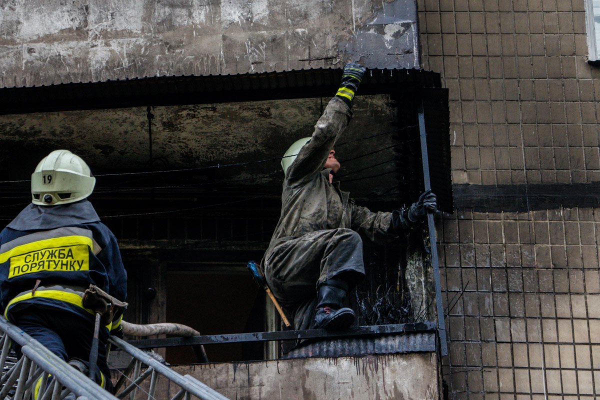 На проспекте Героев из-за окурка загорелись четыре балкона 2