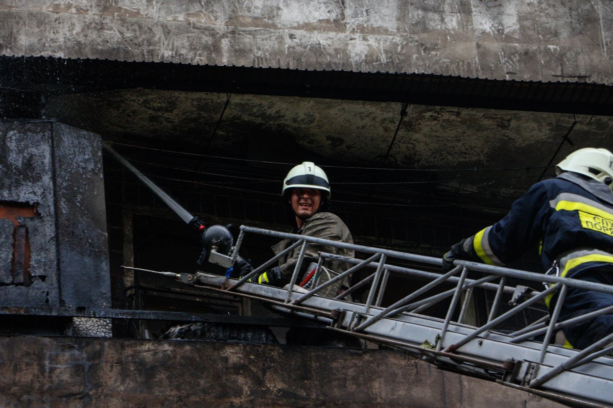 На проспекте Героев из-за окурка загорелись четыре балкона 3