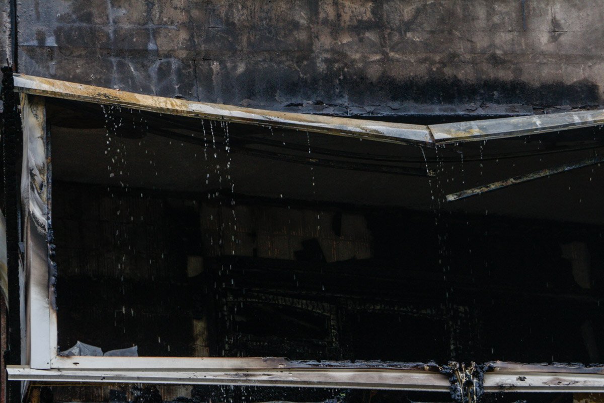 На проспекте Героев из-за окурка загорелись четыре балкона 6