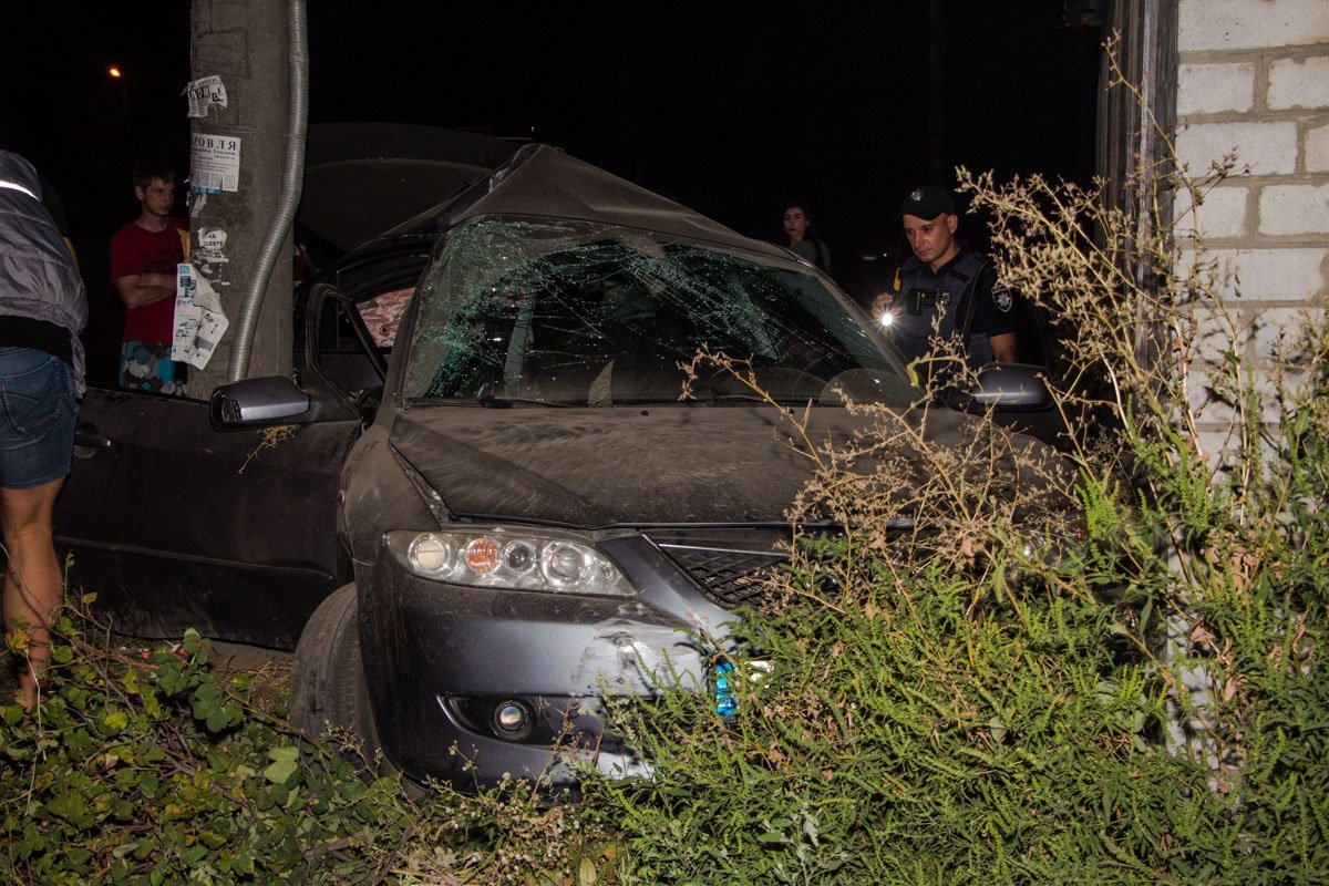 На Образцова водитель Mazda врезался в столб и убежал 1