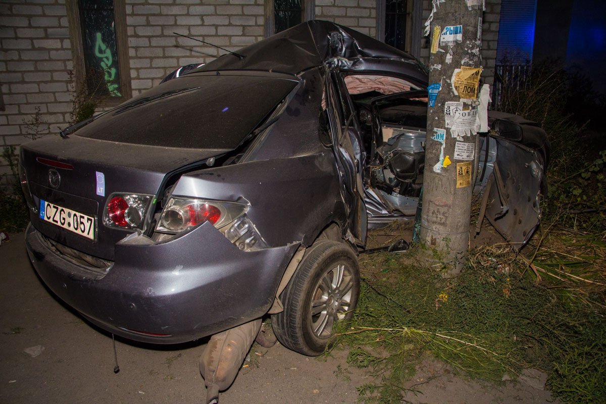 На Образцова водитель Mazda врезался в столб и убежал 2