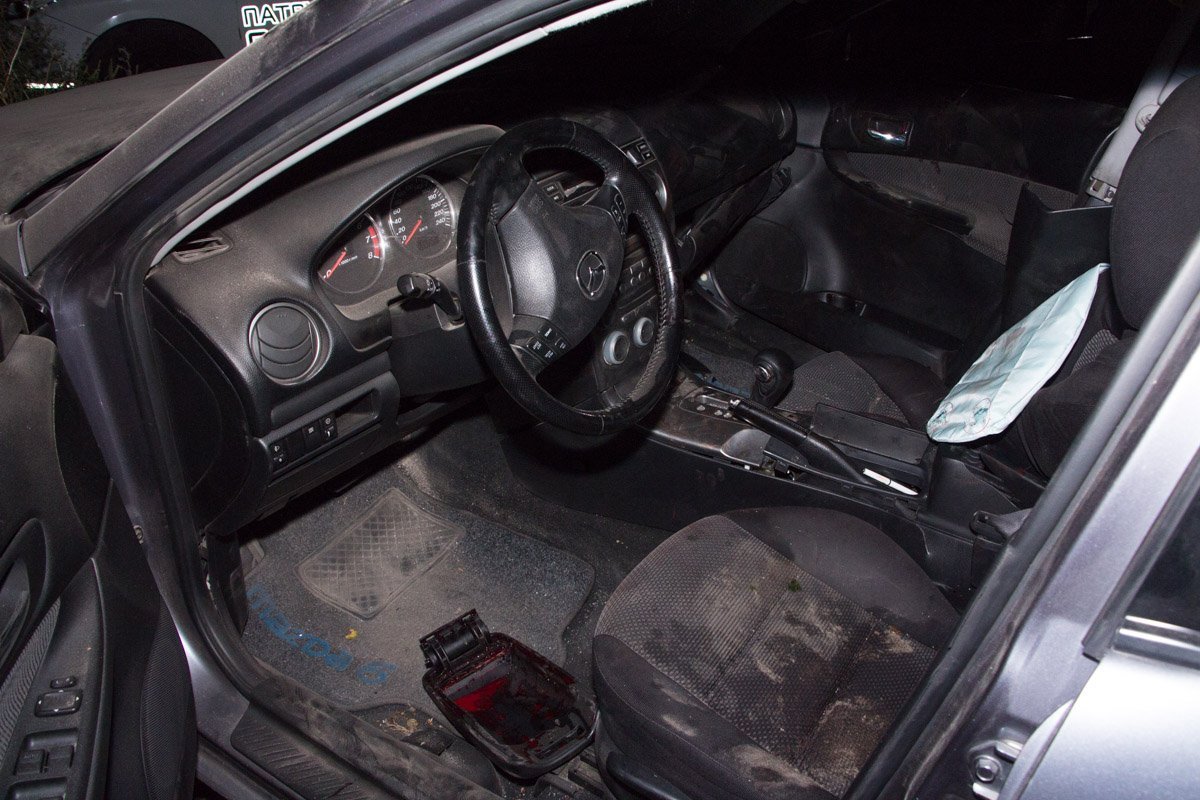 На Образцова водитель Mazda врезался в столб и убежал 3