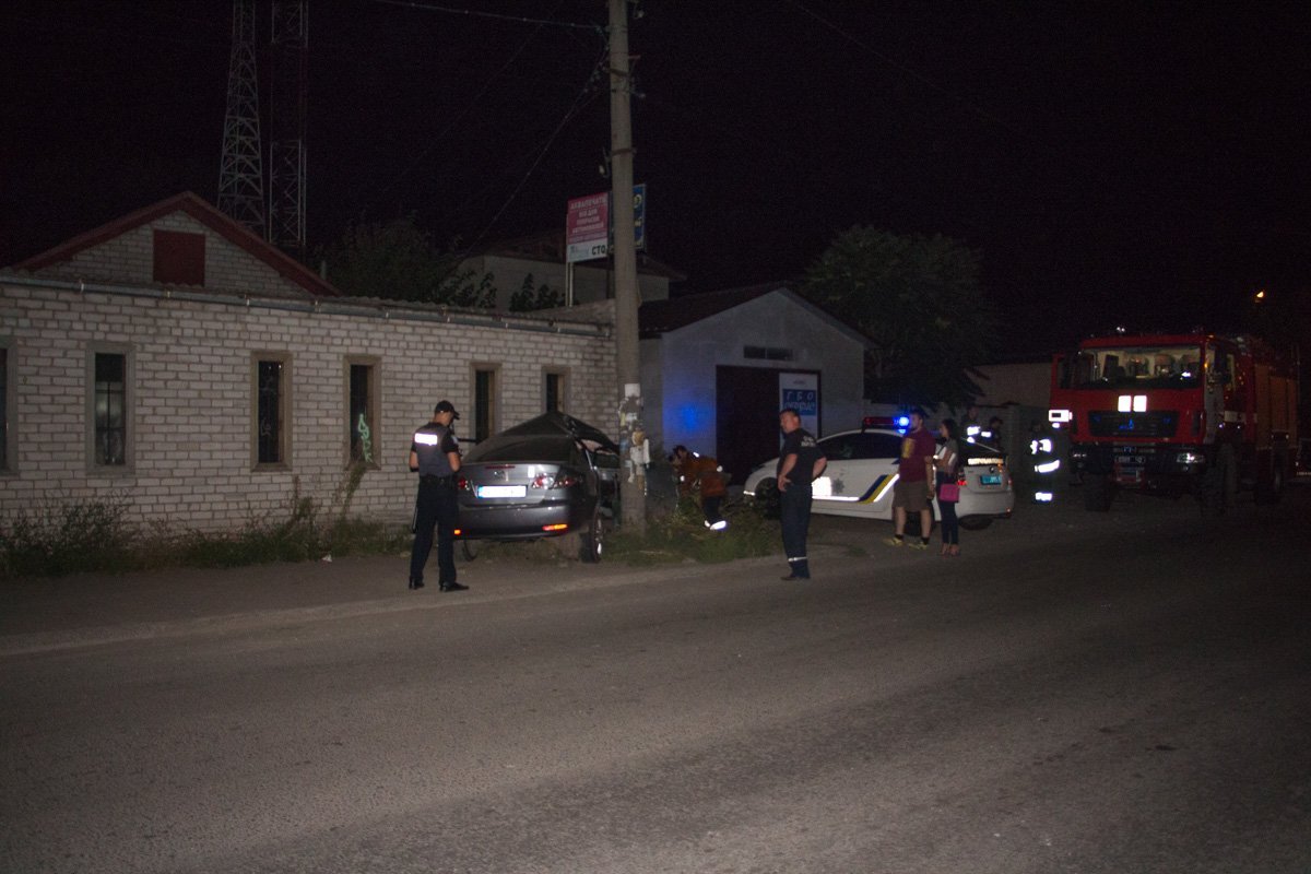 На Образцова водитель Mazda врезался в столб и убежал 4