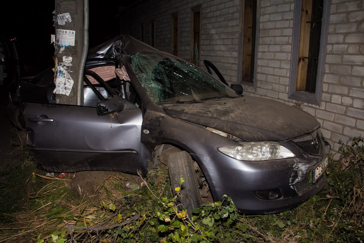 На Образцова водитель Mazda врезался в столб и убежал 5