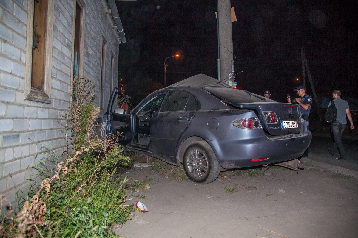 На Образцова водитель Mazda врезался в столб и убежал 7