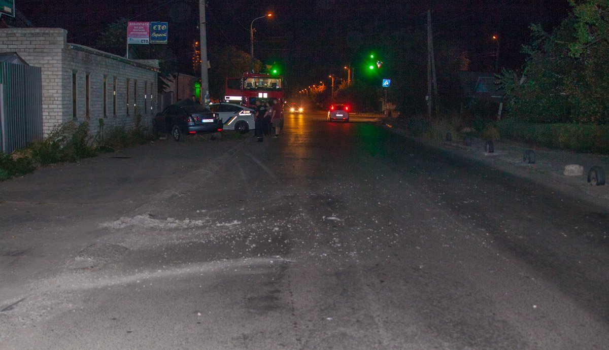 На Образцова водитель Mazda врезался в столб и убежал 8