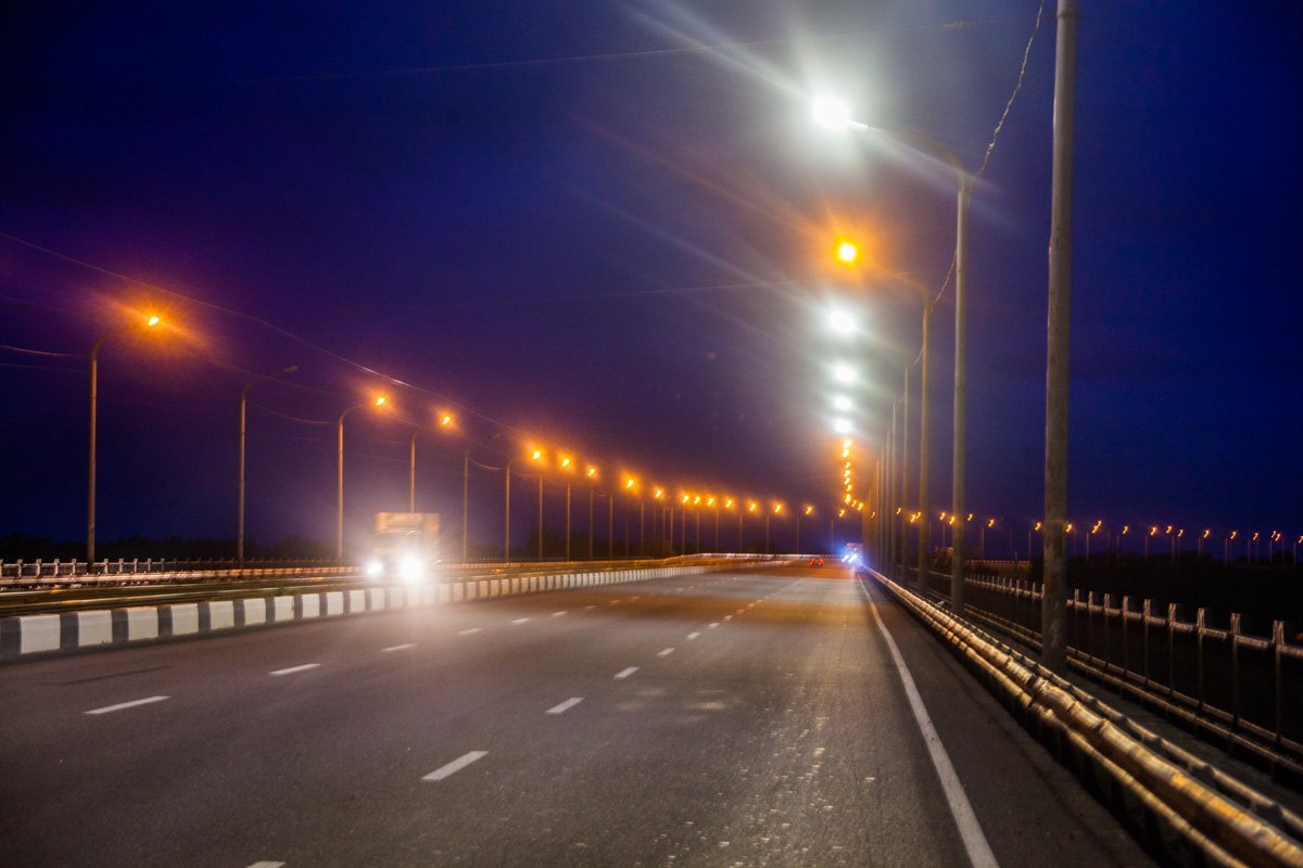 Огни большого города: на Кайдакском мосту появились экономные фонари 3