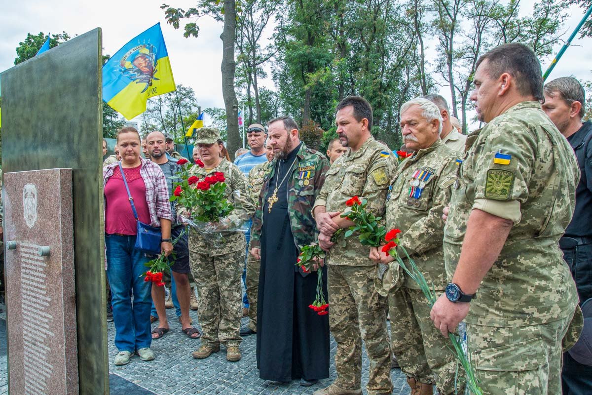 На Аллее памяти почтили погибших в Иловайске 3