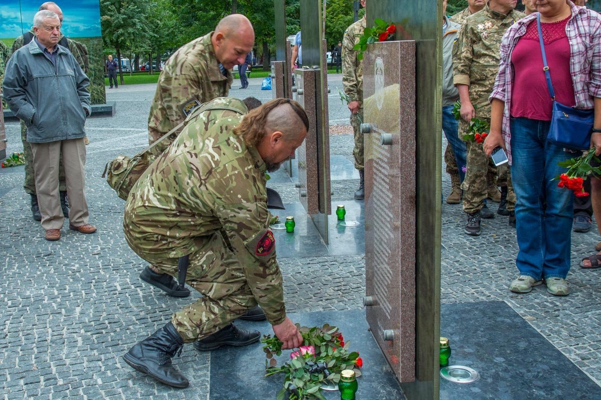На Аллее памяти почтили погибших в Иловайске 4