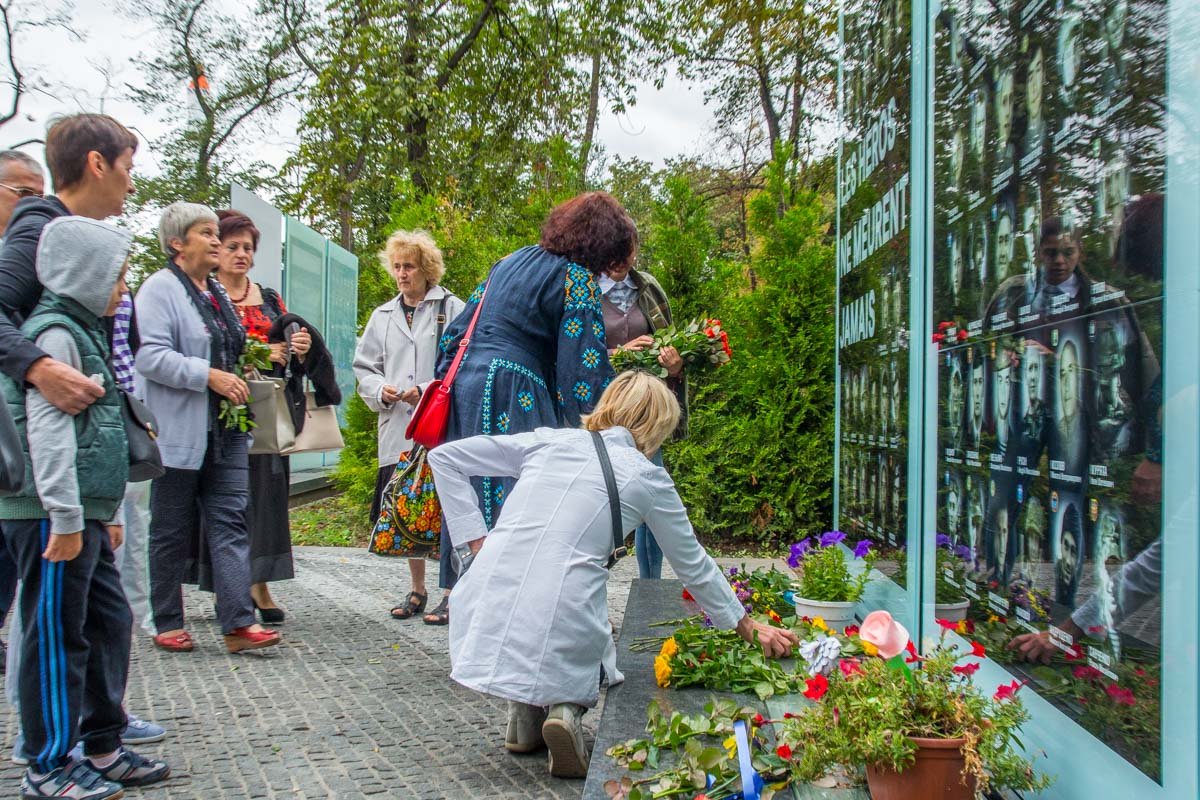 На Аллее памяти почтили погибших в Иловайске 5
