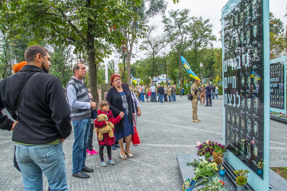 На Аллее памяти почтили погибших в Иловайске 6